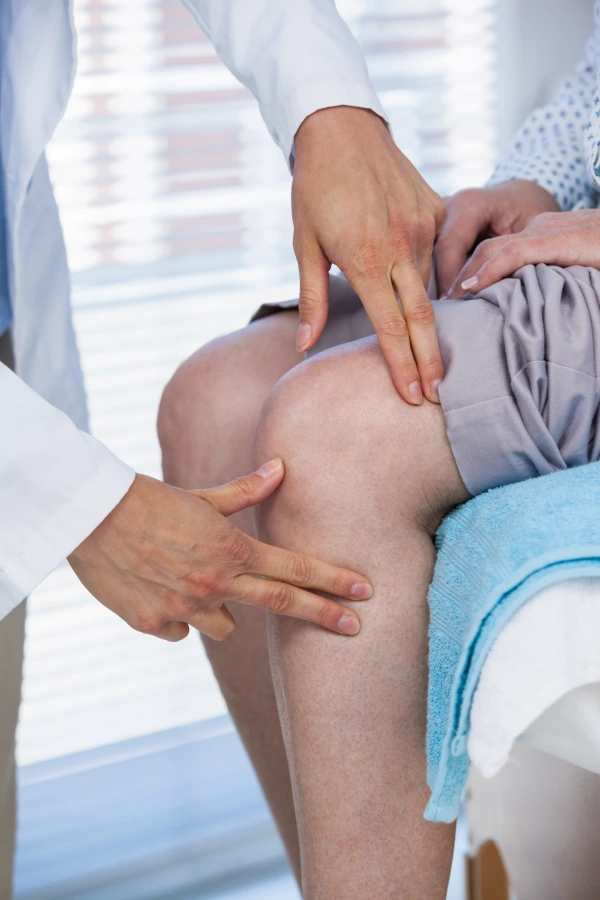 Knee treatment by orthopaedic surgeon